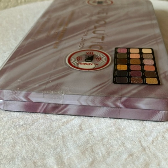 Revolution: Makeup Revolution Forever Flawless Palette- Nude - Picture 13 of 16